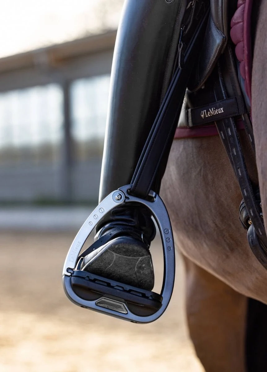 LeMieux Vector Balance Stirrups - Carbon/Silver